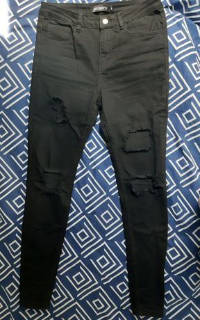 Czarne spodnie z dziurami
