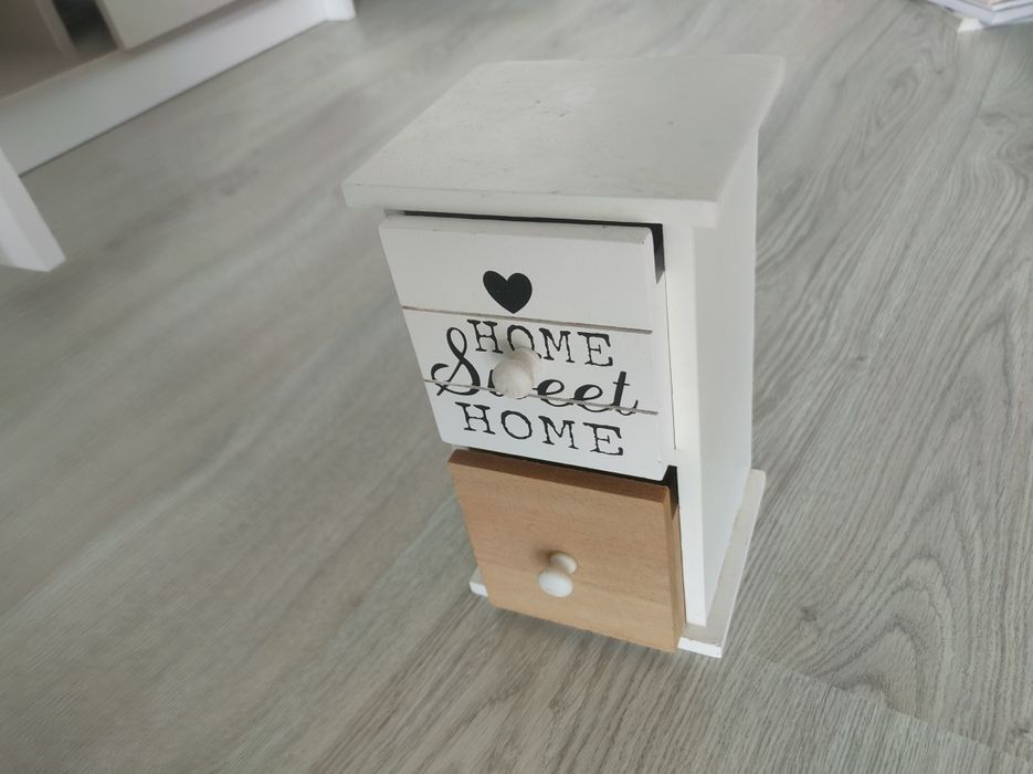 Comoda pequena com gavetas