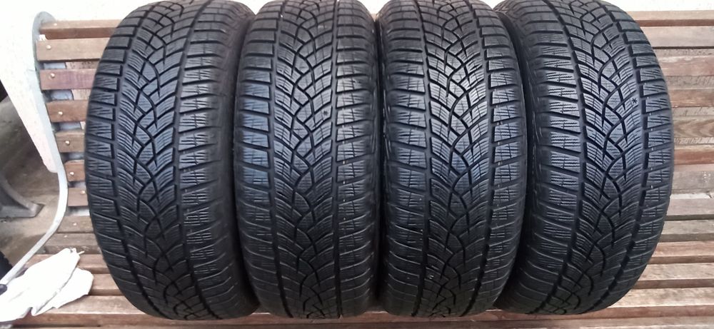 Шини зимові 215 55 R17 Good Year