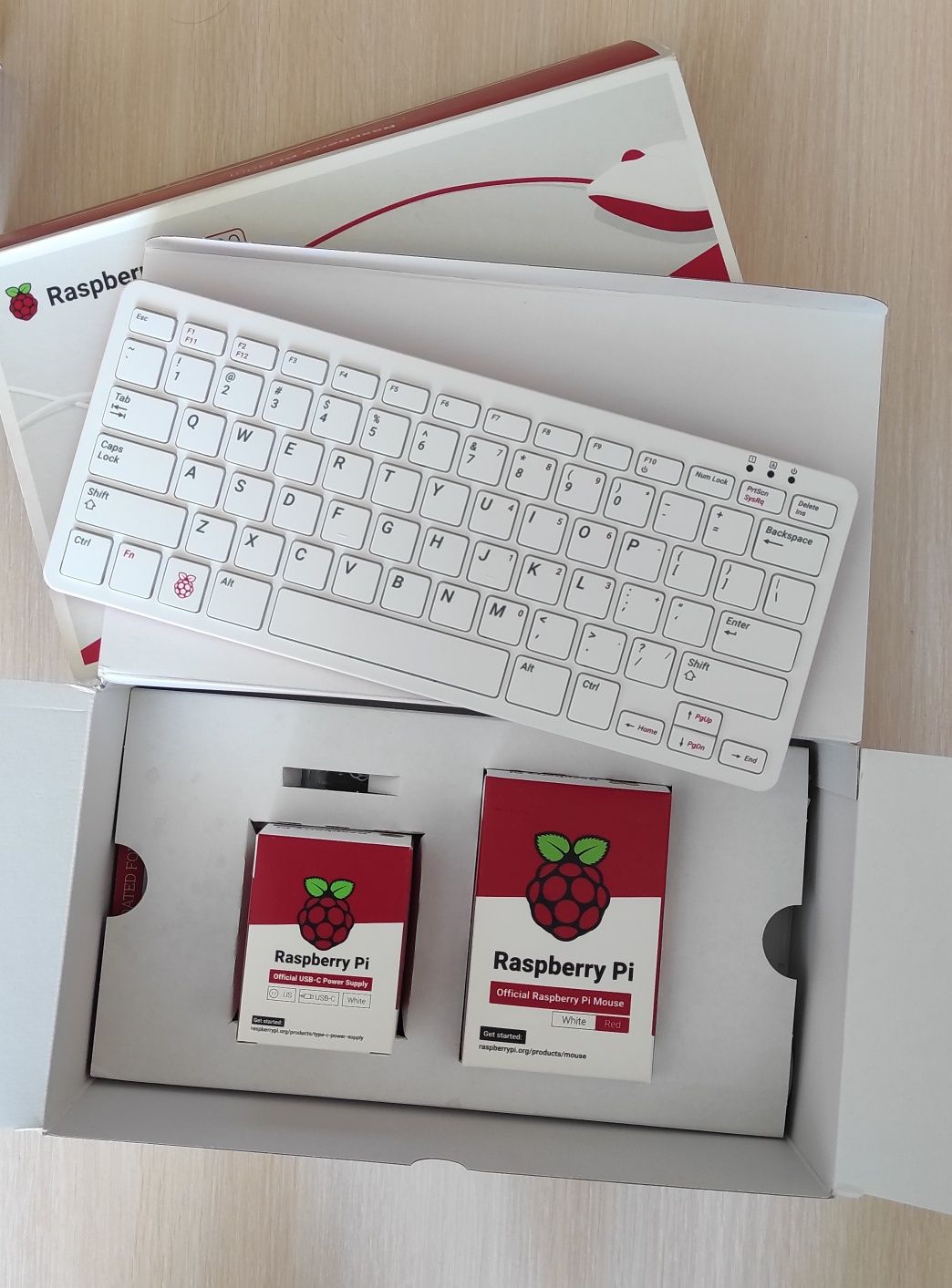 Набор Raspberry Pi 400 Computer Kit.