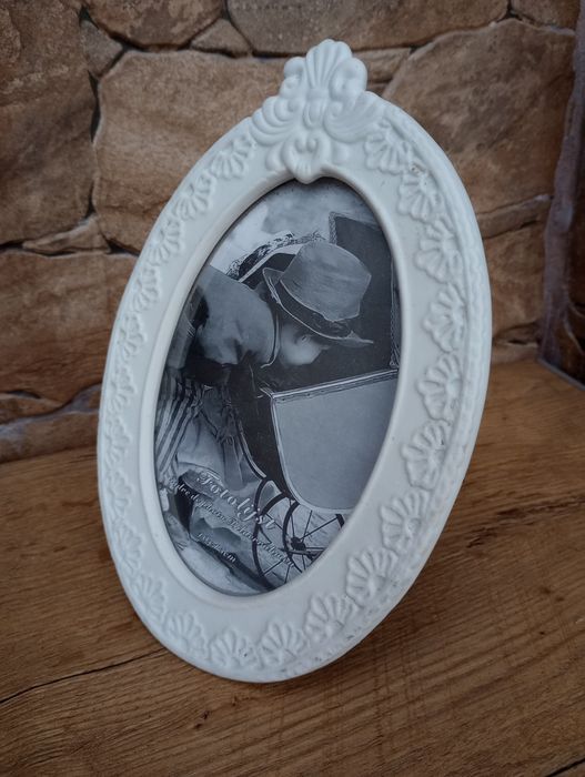 Stara porcelanowa ramka na zdjęcia.