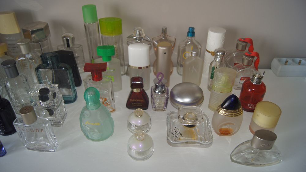 54 frascos de perfumes vazios