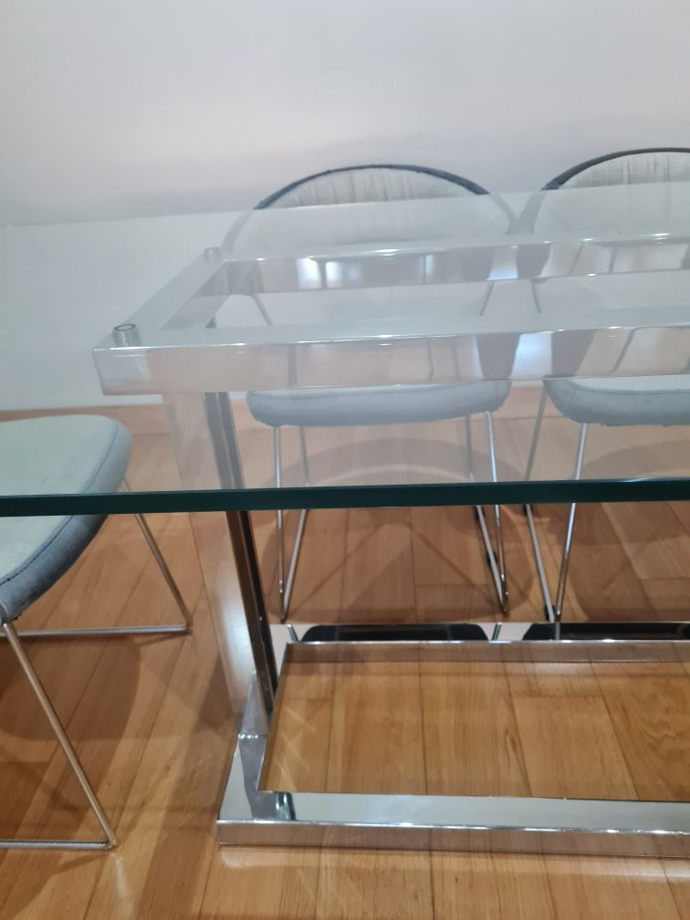 Mesa de jantar de vidro com 6 cadeiras