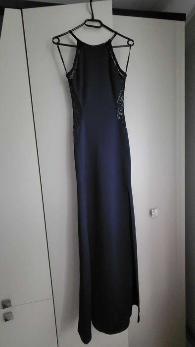 Elegancka sukienka maxi z koronkowymi wstawkami