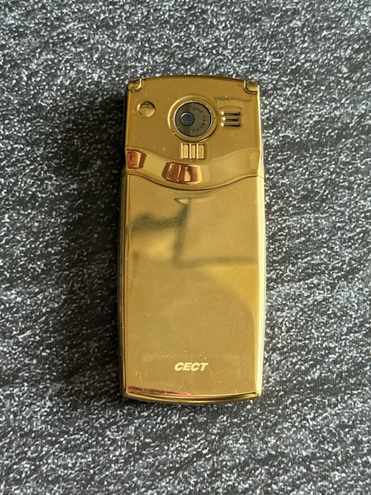 Kolekcjonerski złoty telefon veva