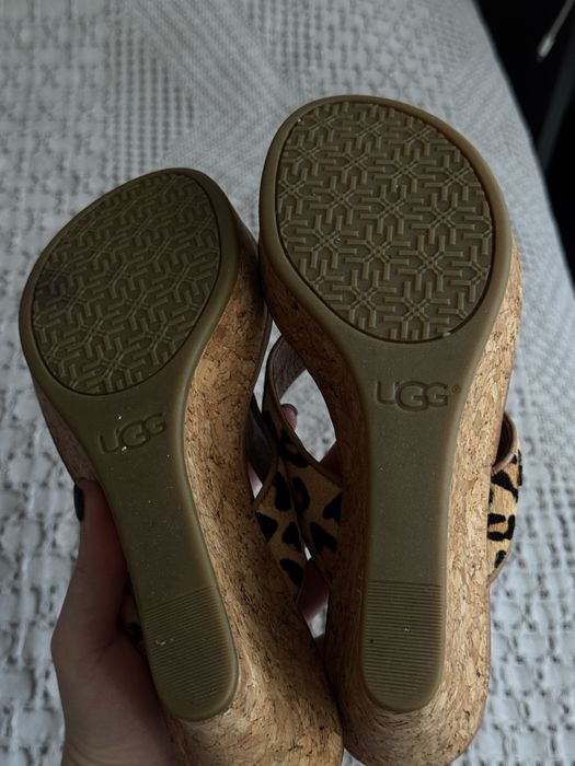 Босоніжки на платформі UGG.