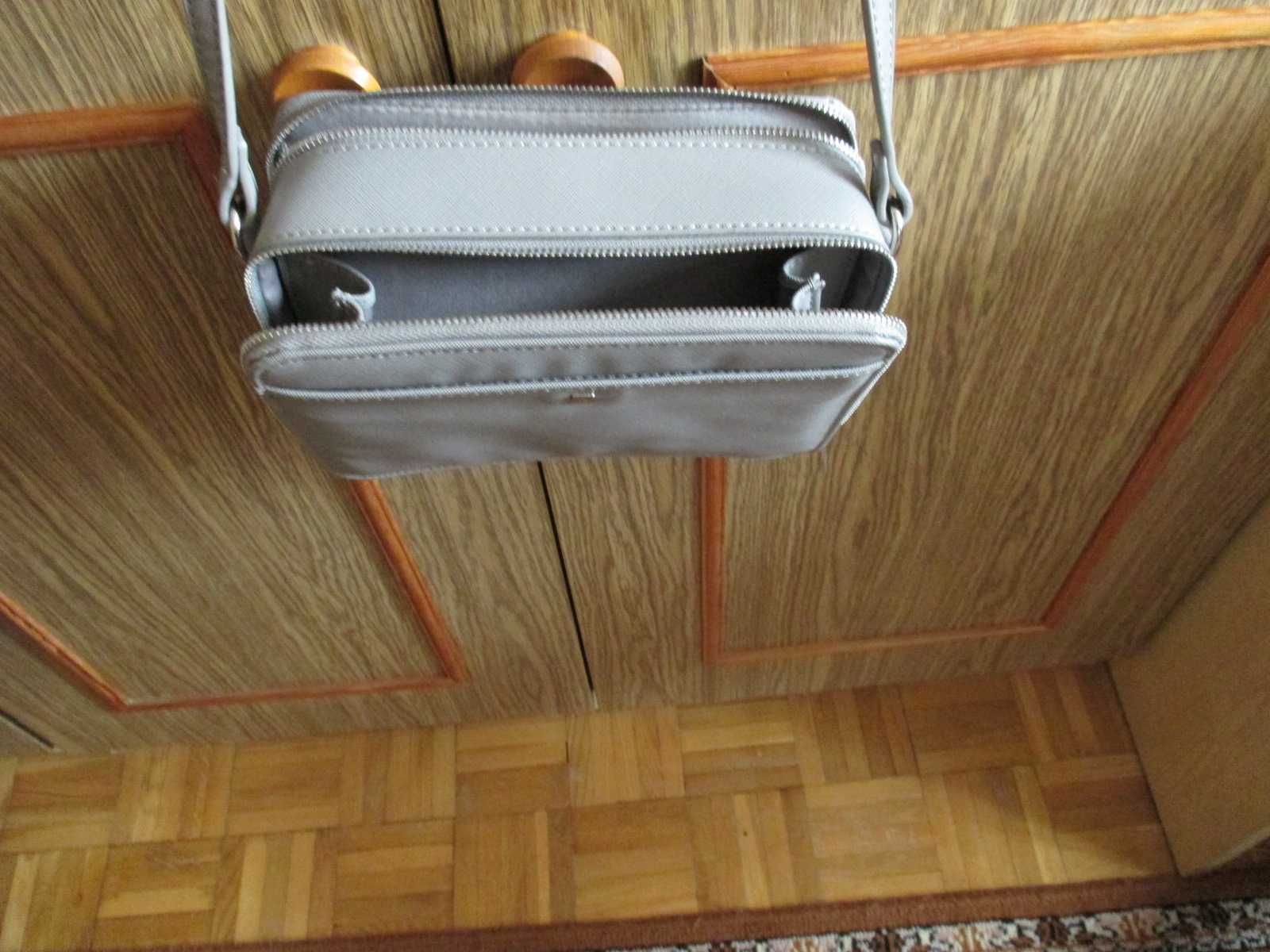 Szara torebka o ciekawym wzorze