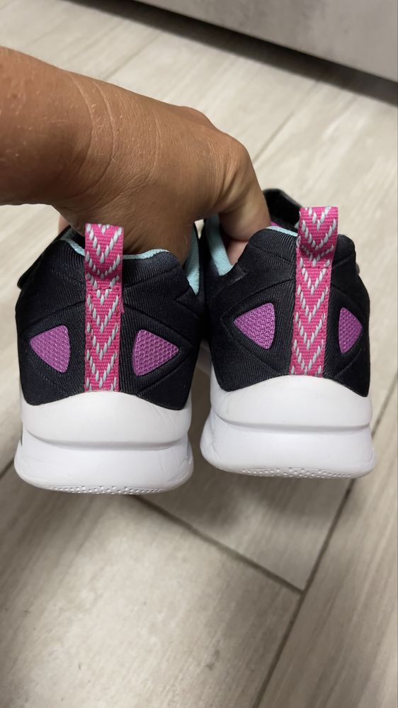 Кросівки на дівчинку Skechers 35 розмір.оригінал