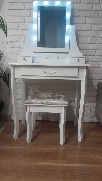 Toaletka kosmetyczna z oświetleniem LED +taboret