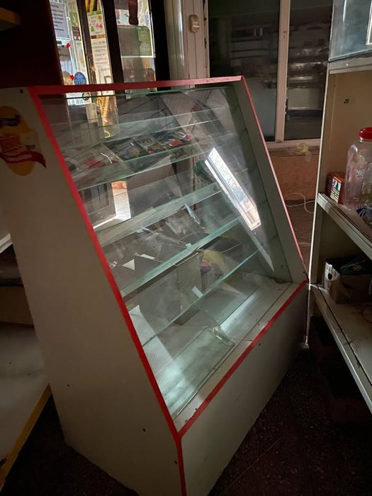 Прилавки, вітрини в магазин бу