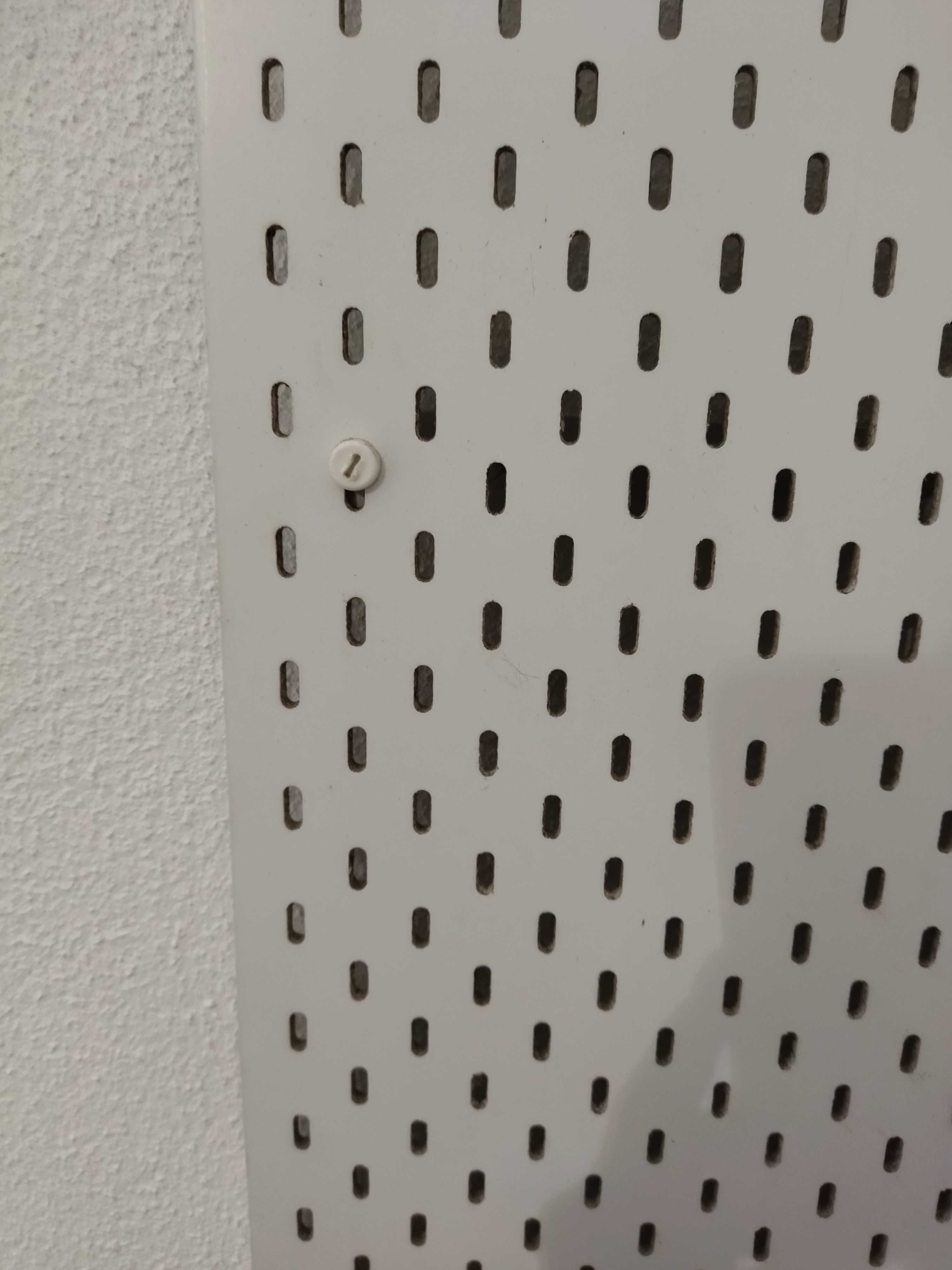 Suporte parede com prateleiras Skadis Pegboard IKEA.