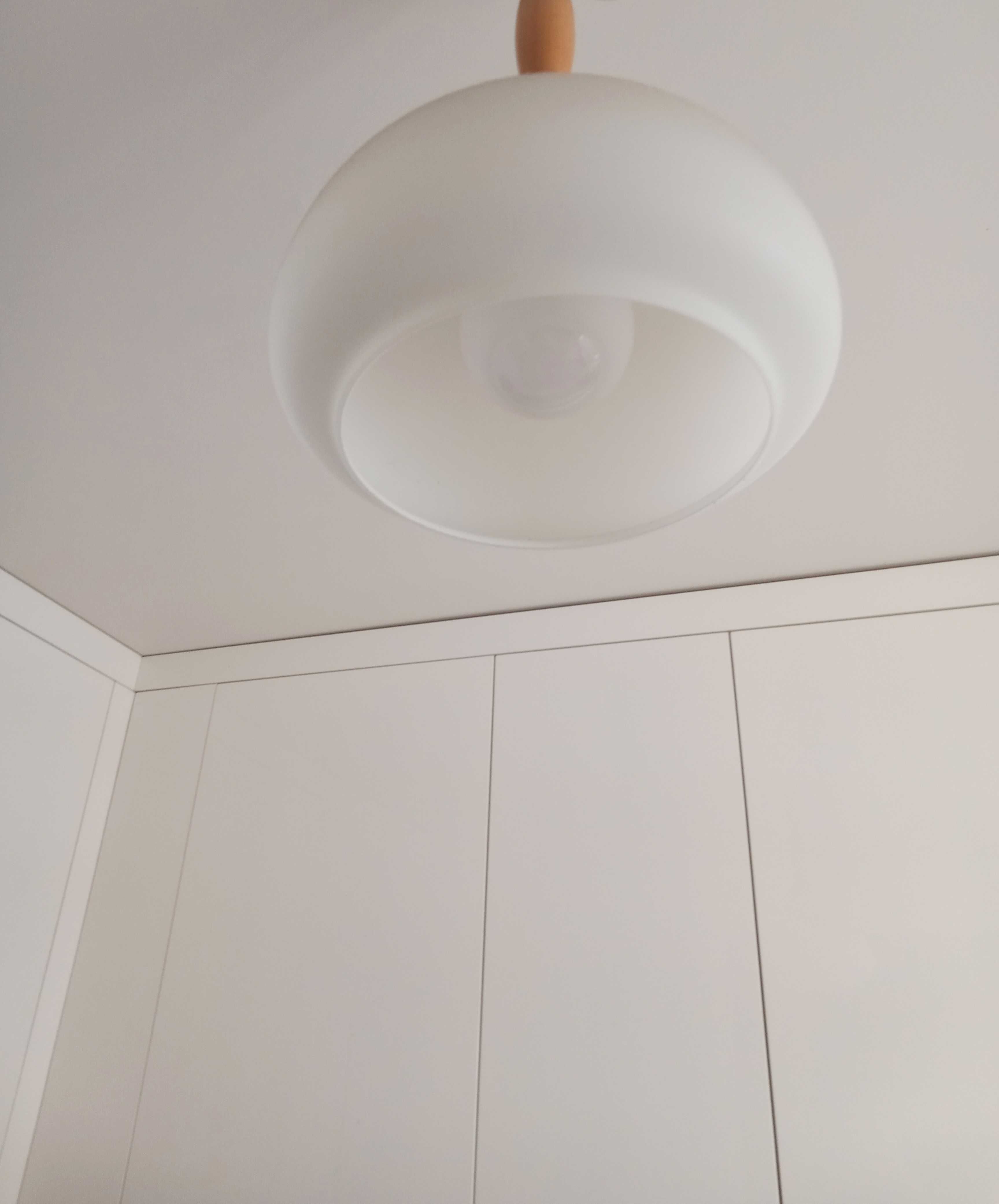 Drewniana lampa z dużym szklanym kloszem