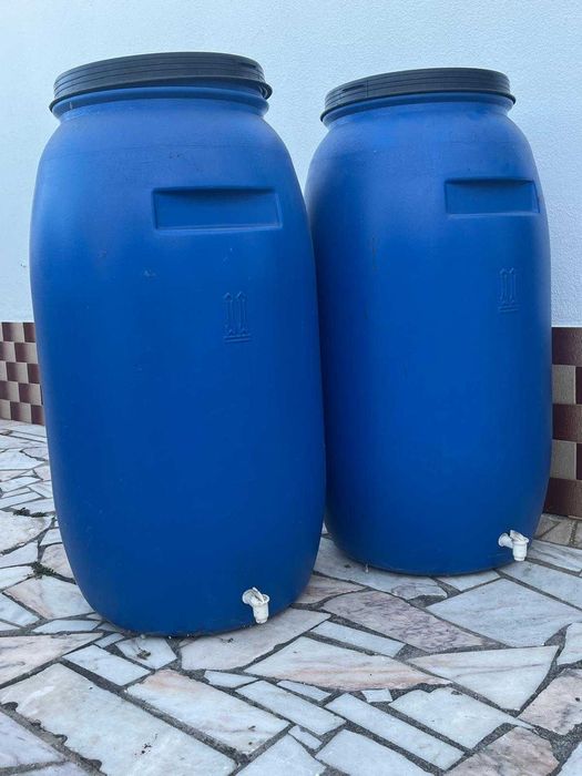 2 barricas de plástico de 220 litros com torneiras