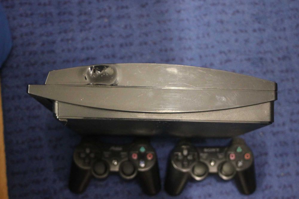 Playstation 3 + Comandos + Cabo de Alimentação + Carregador