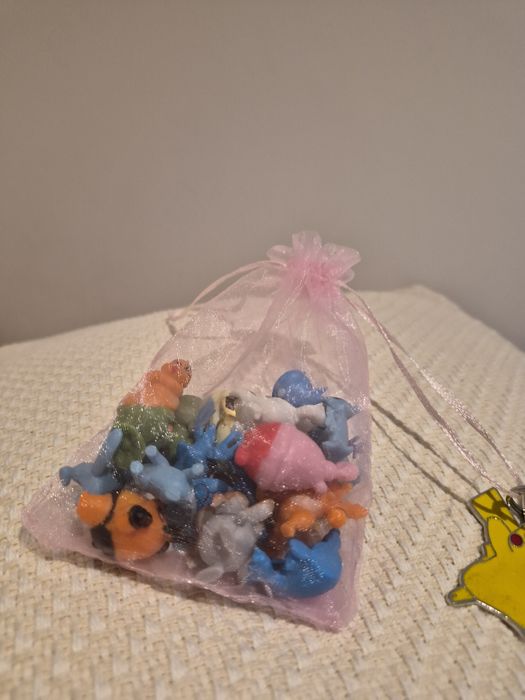 Urocze figurki kolekcjonerskie pokémon.