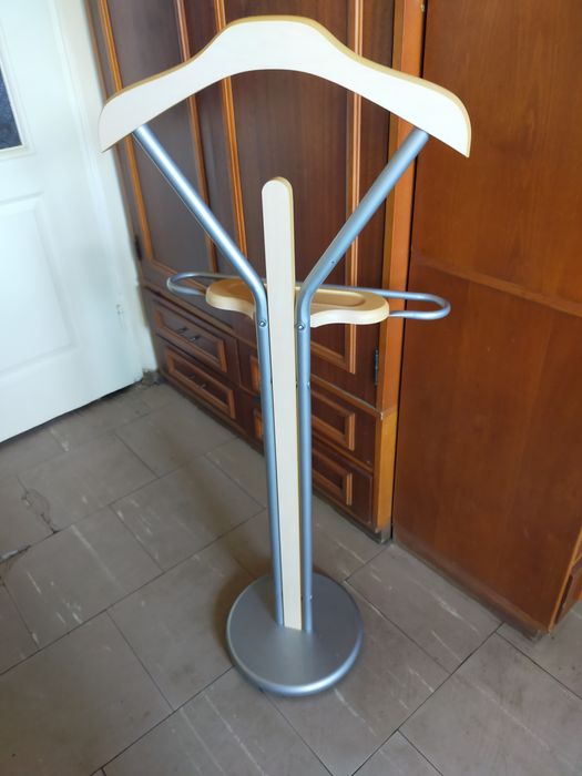 Wieszak wolnostojący Kamerdyner na ubrania garnitur