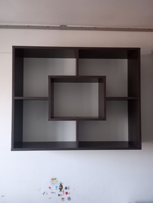 Полиця для книг.