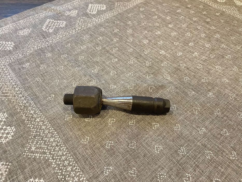 Drążek kierowniczy (nowy, nieużywany)