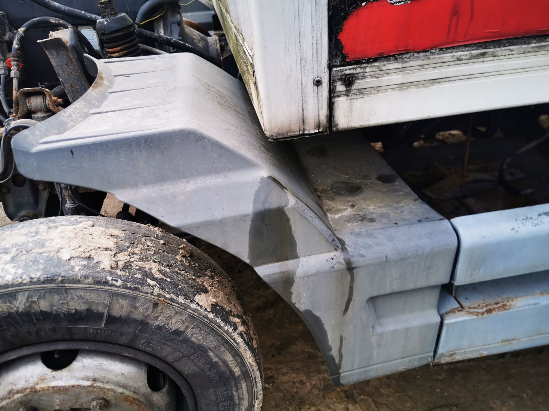 Błotnik lewy zakole Mercedes atego 17.5 815 /  817