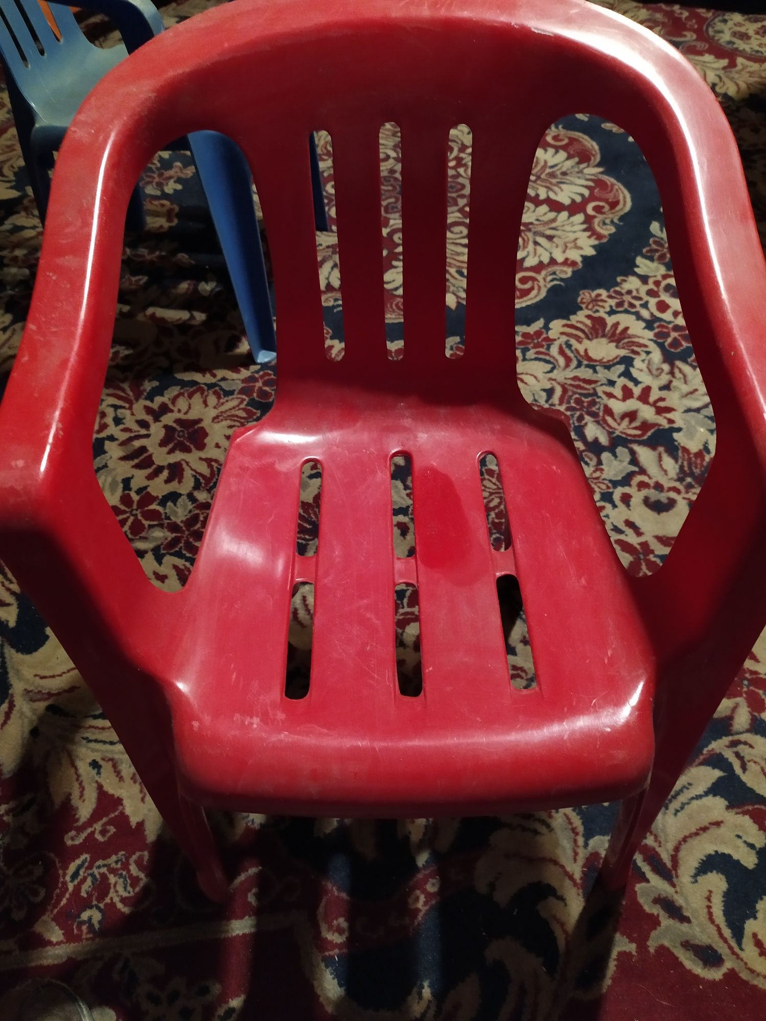 Krzesełka plastikowe dla dziecka