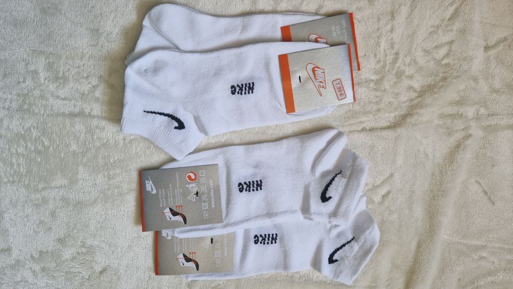 Шкарпетки (літні) є знижки