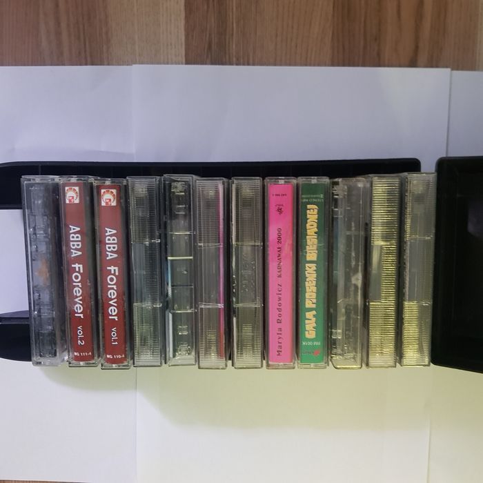 Pojemnik na kasety magnetofonowe plus 12 kaset dobre zespoły