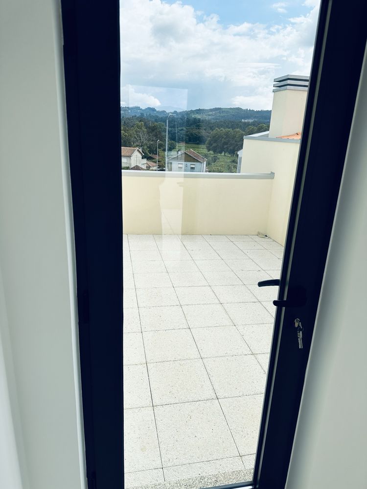 Moradia em Banda T4 ( Garantia de Construção )