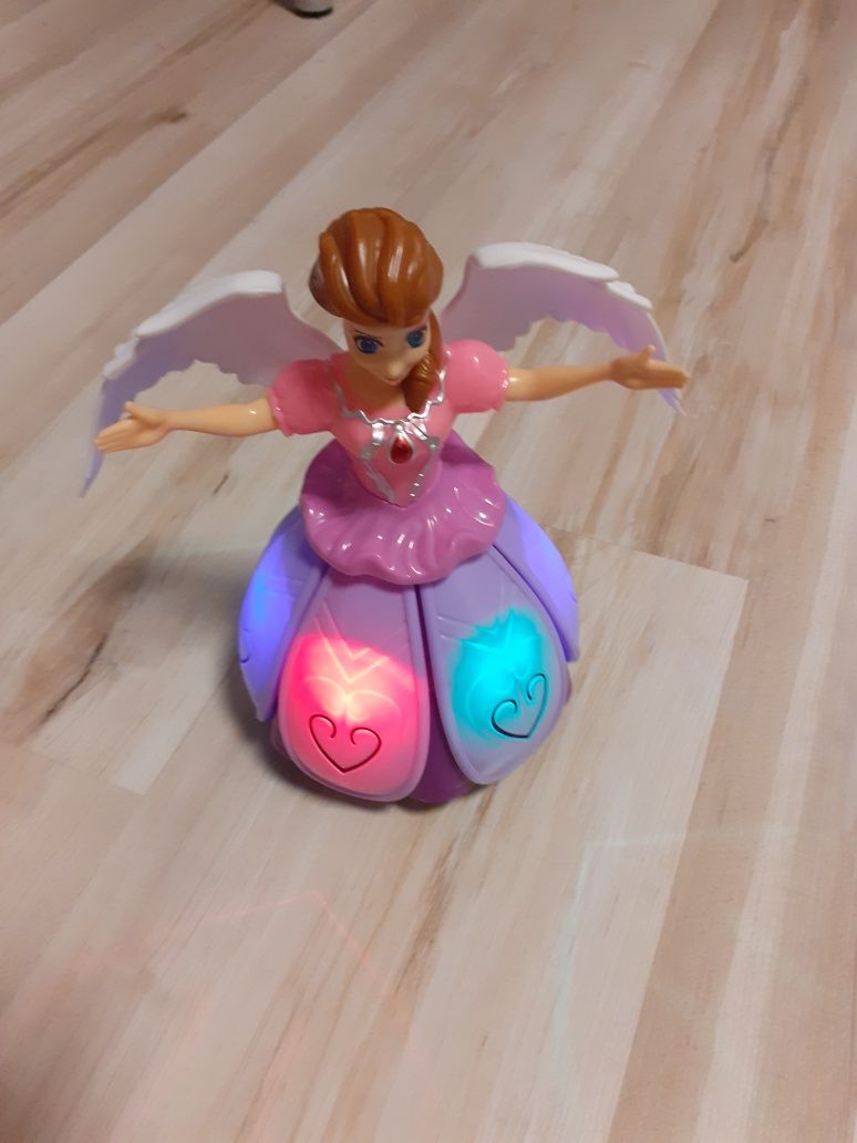 Tańcząca, śpiewająca, świecąca Elsa