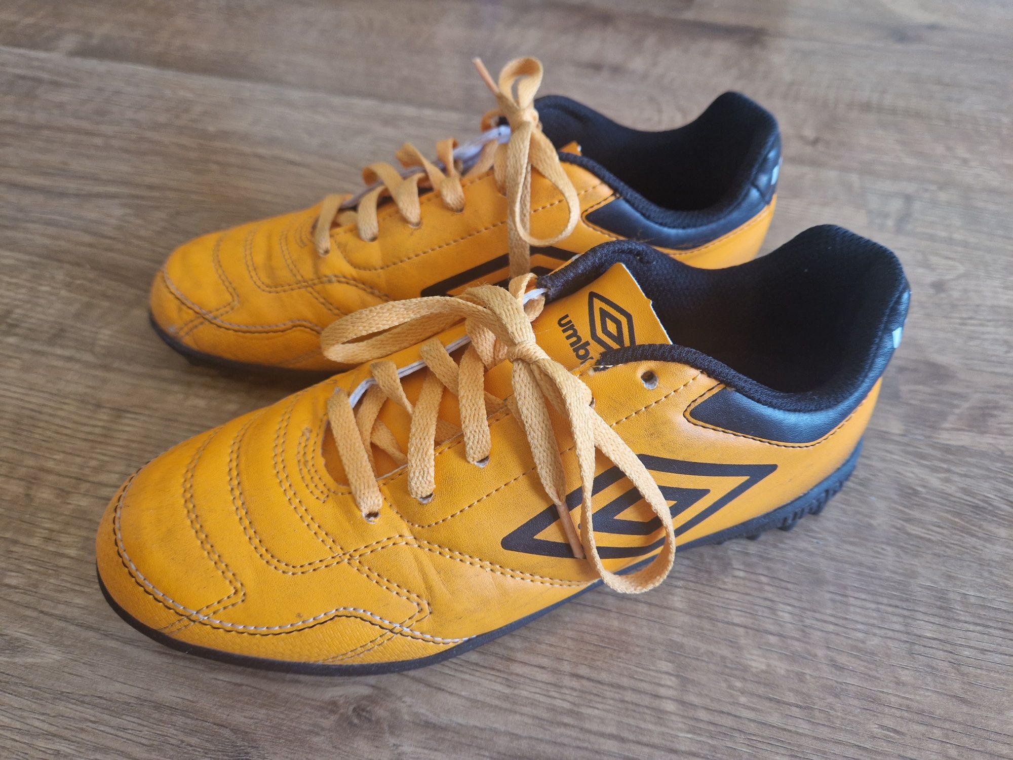 Buty sportowe piłkarskie umbro classico vi tf r. 38,5