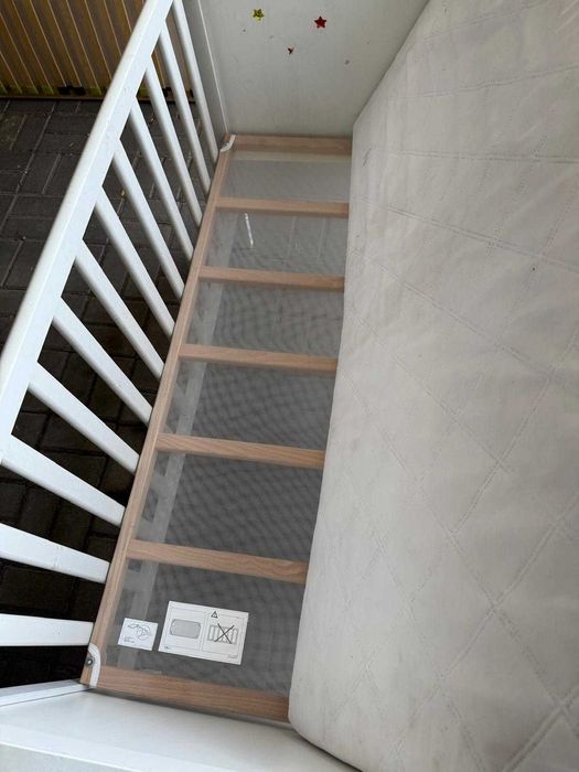 Białe Drewniane Łóżeczko Niemowlęce