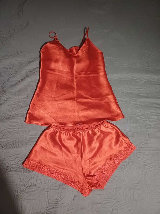Czerwona, satynowa piżama, komplet 36