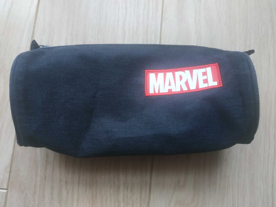 Piórnik szkolny czarny MARVEL - "K" - no i się wszystko mieści :)
