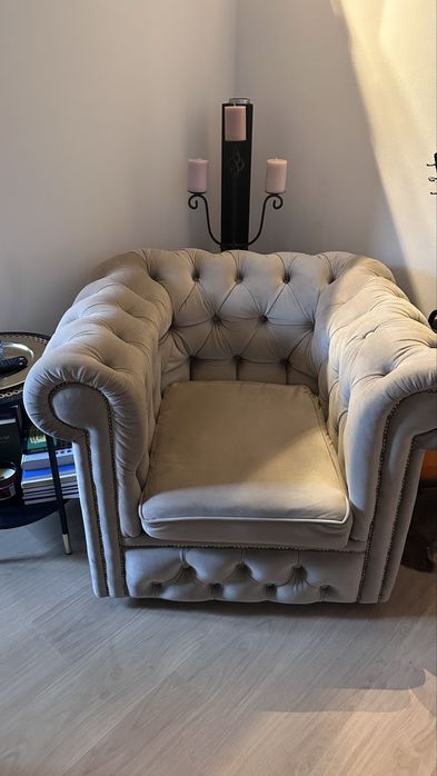 Kanapa i fotel w stylu Chesterfield