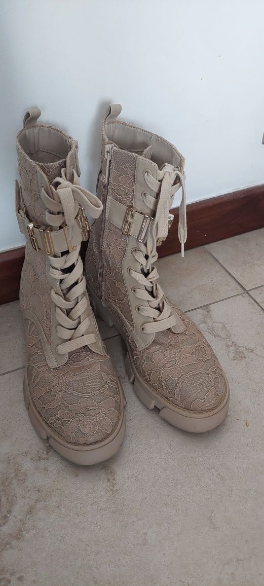 Koronkowe botki Guess ażurowe szydełkowe trapery boho