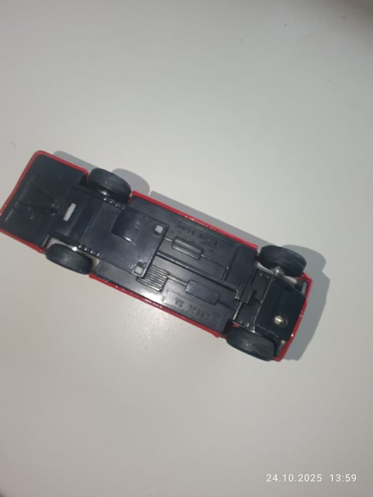 Іграшка, червоний британський автобус