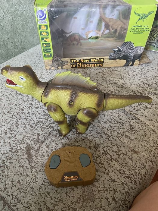 Іграшки тварини комахи звірі зміі динозаври