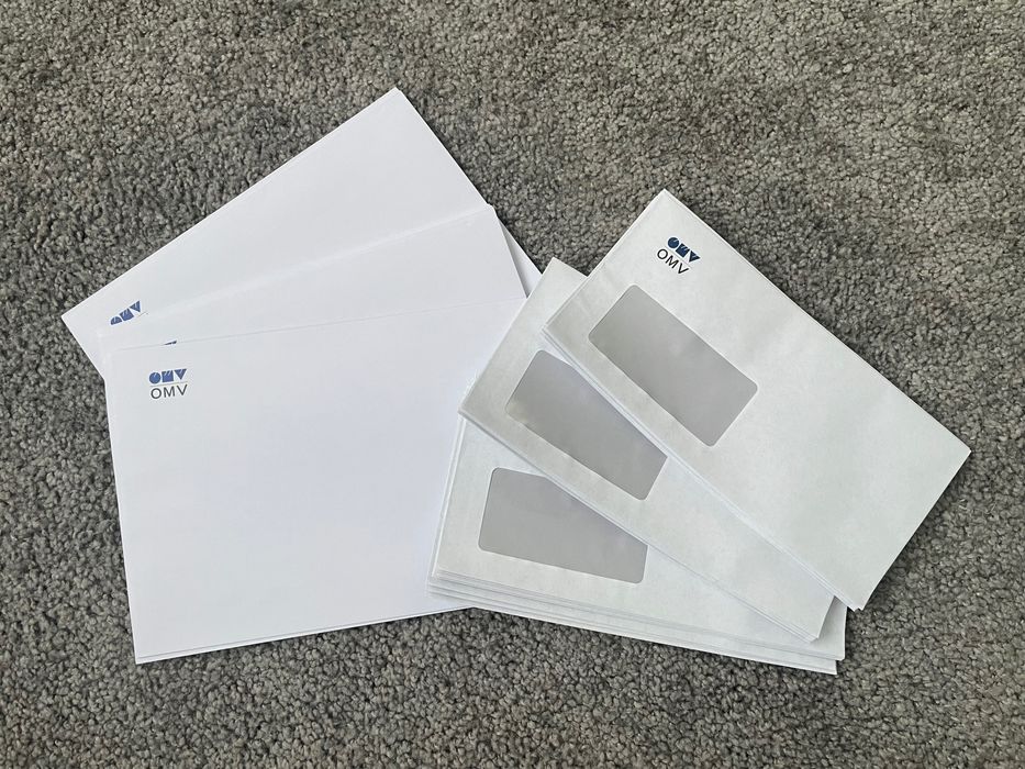 Білі конверти різних розмірів