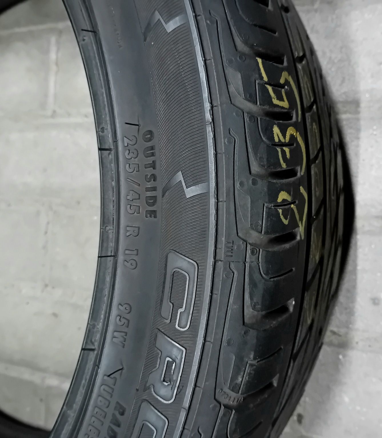 Opony 235/45 R 19 Continental CrossContact