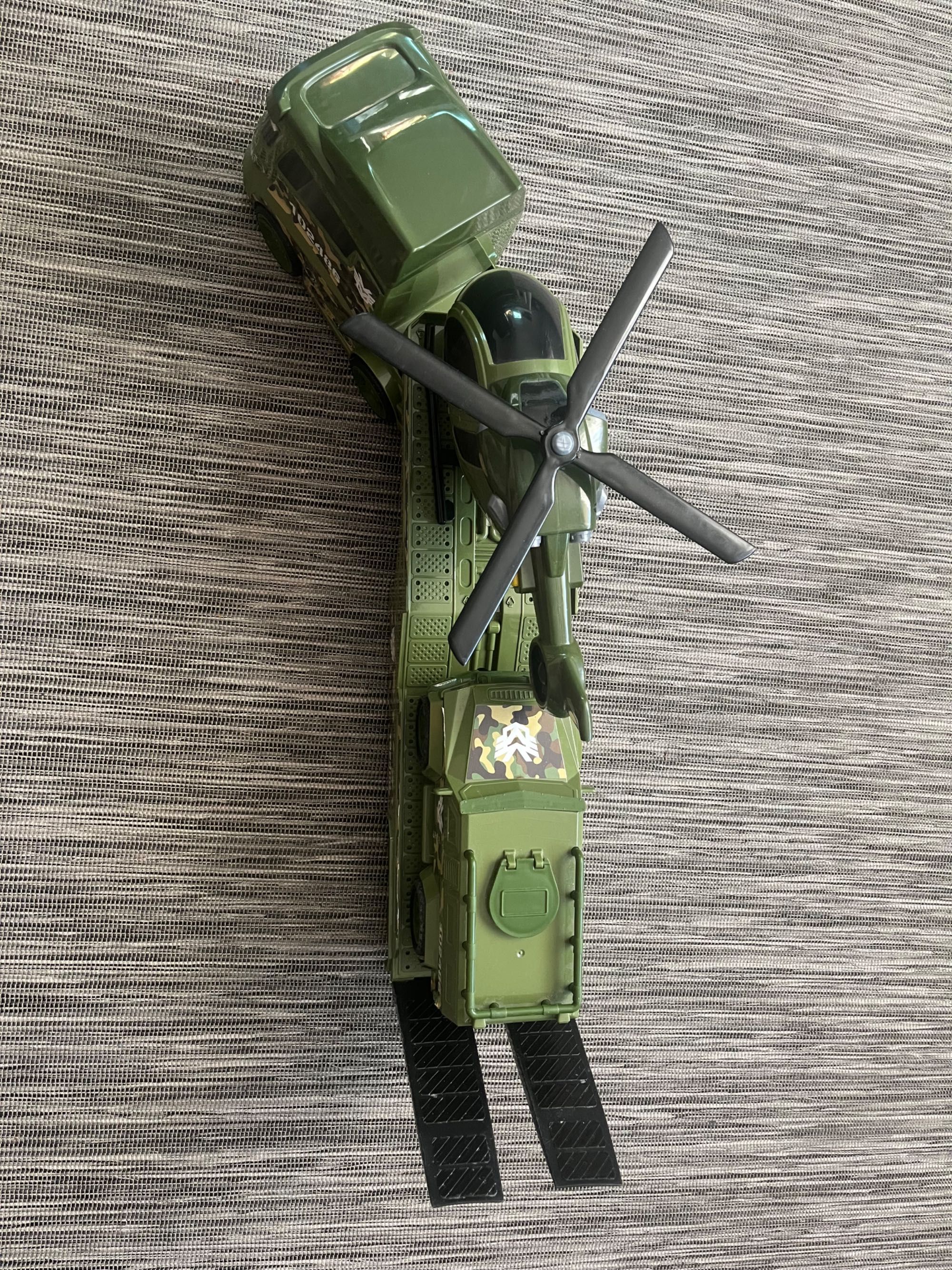 Duży zestaw wojskowy helikopter, laweta, dźwięki, światła.