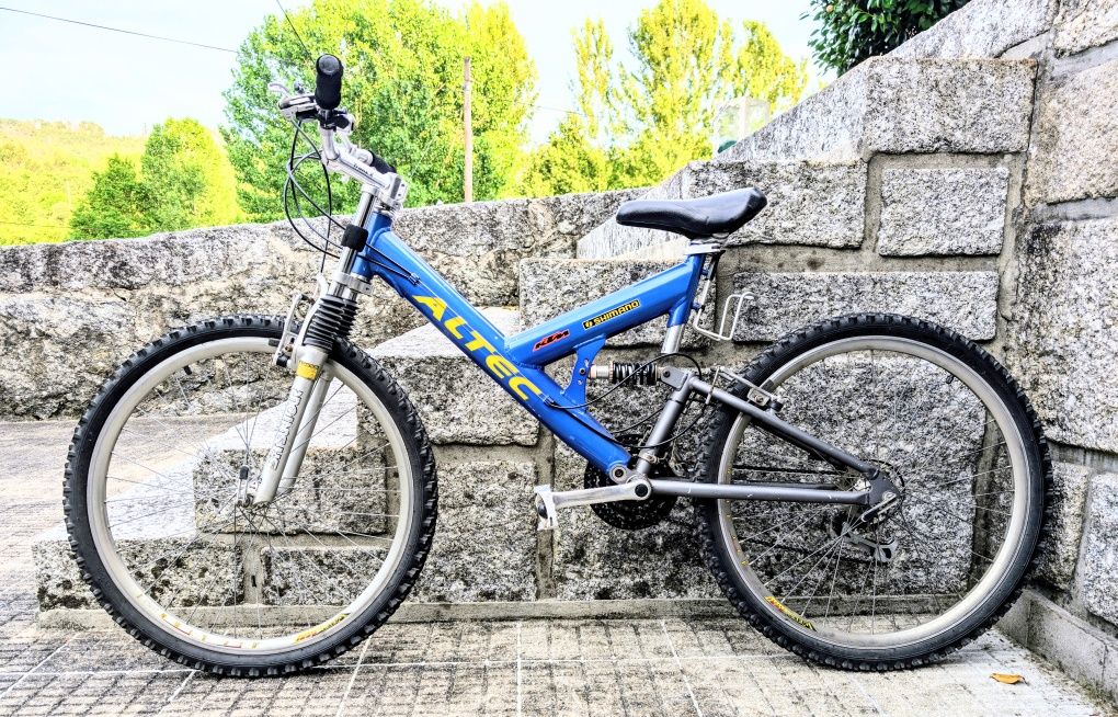 Bicicleta (amortecedores a frente e atrás)