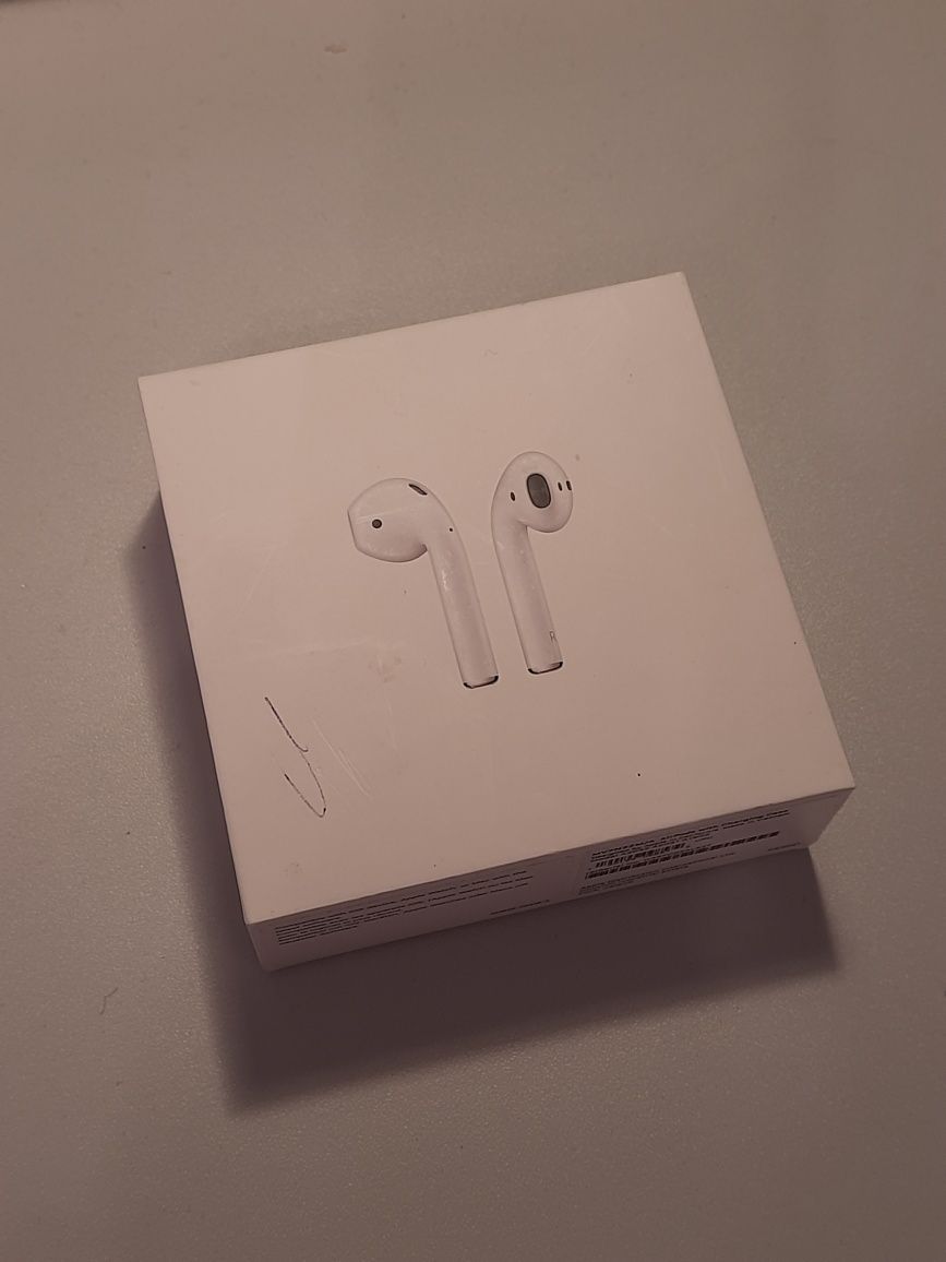 Puste pudełko od AirPods