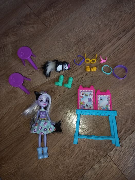 Lalka enchantimals i zwierzątko Skunks