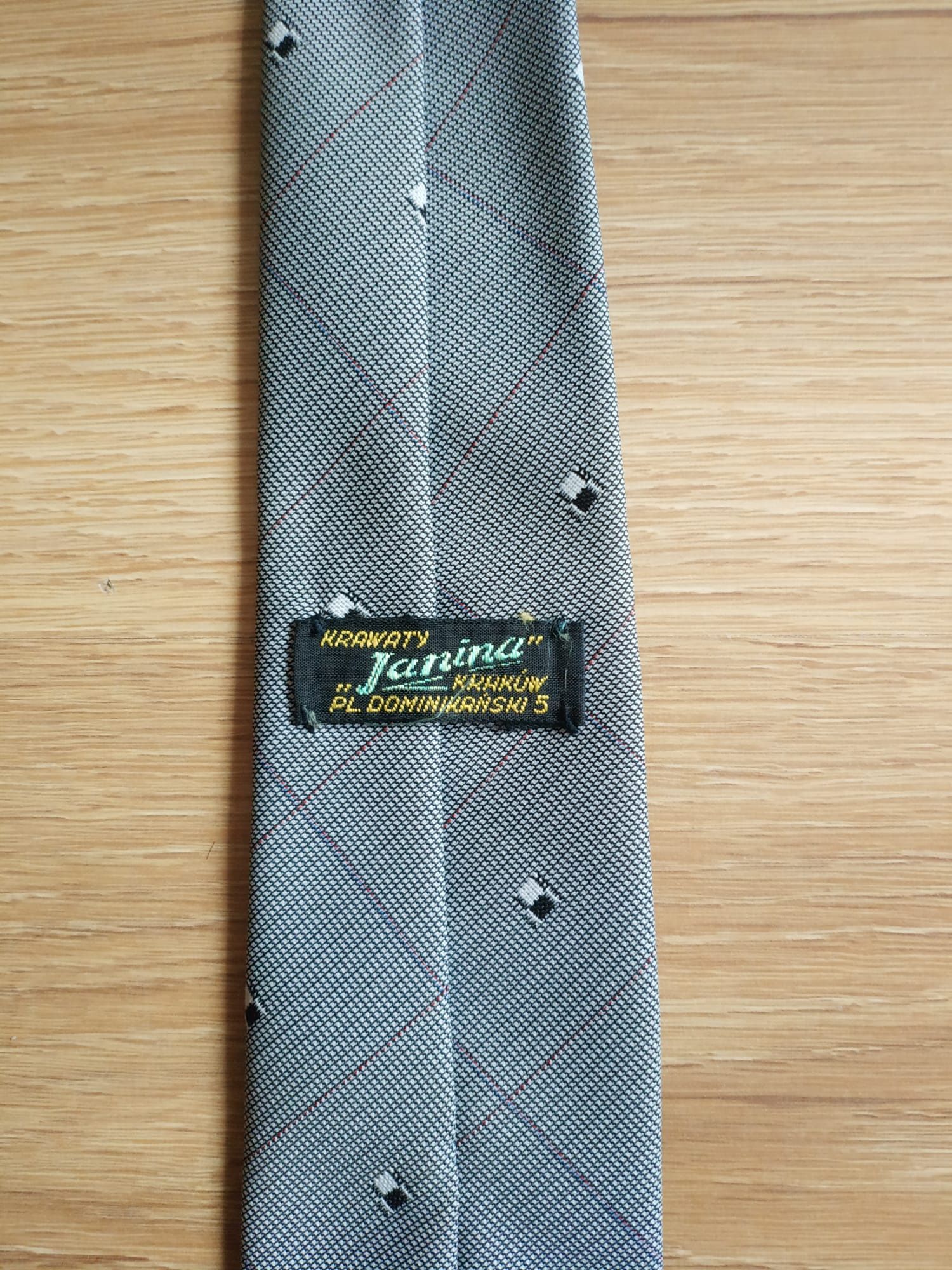 Szary krawat w kratkę i kwadraty