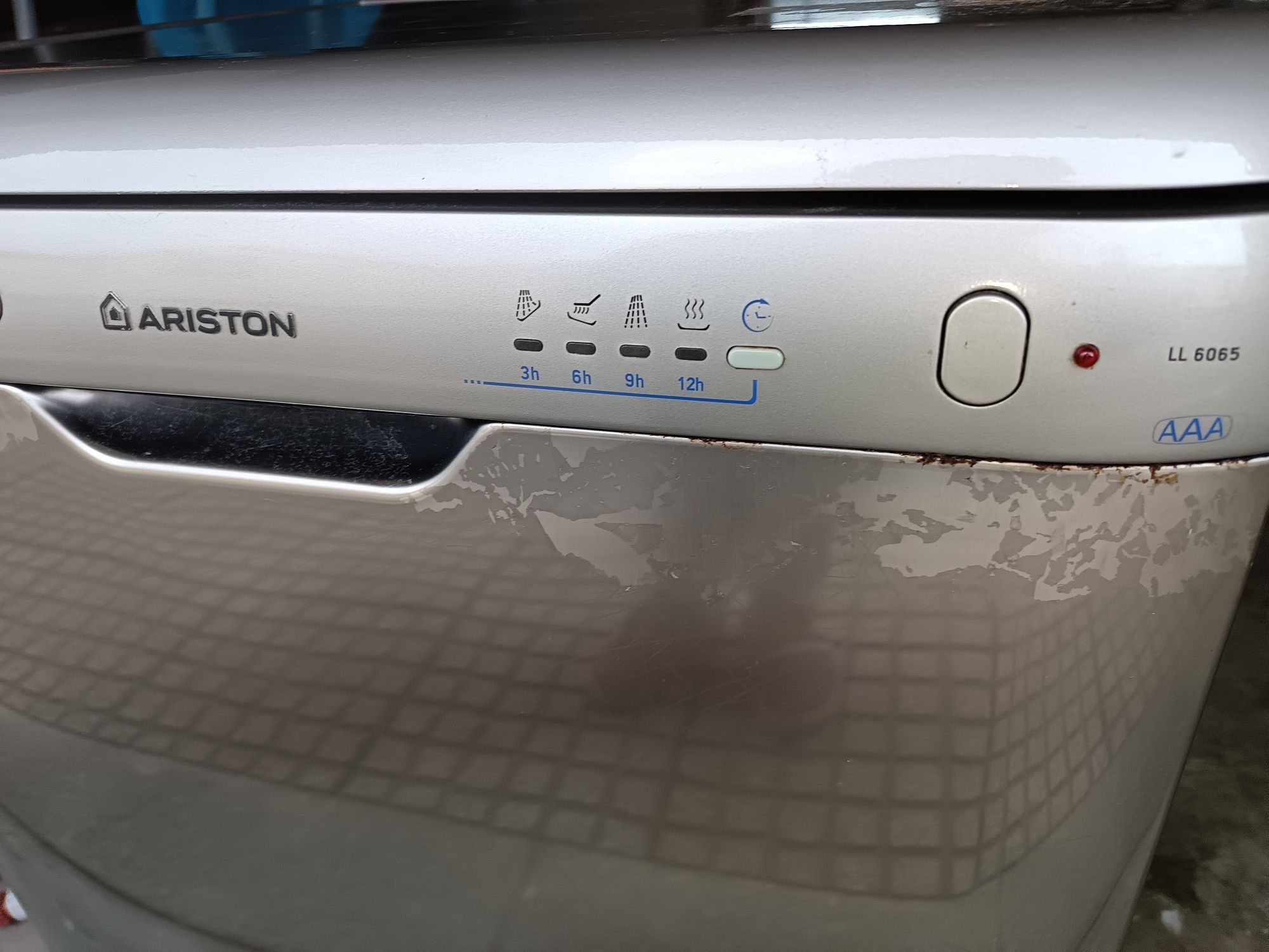 Máquina de loiça Ariston avariada