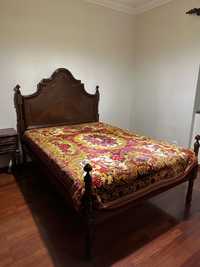 Cama de casal + mesa de cabeceira