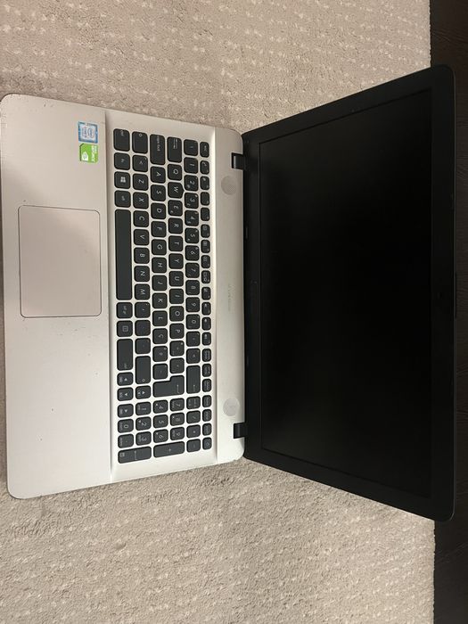 Portatil ASUS com i5-7200U e com NVIDIA Geforce 920M