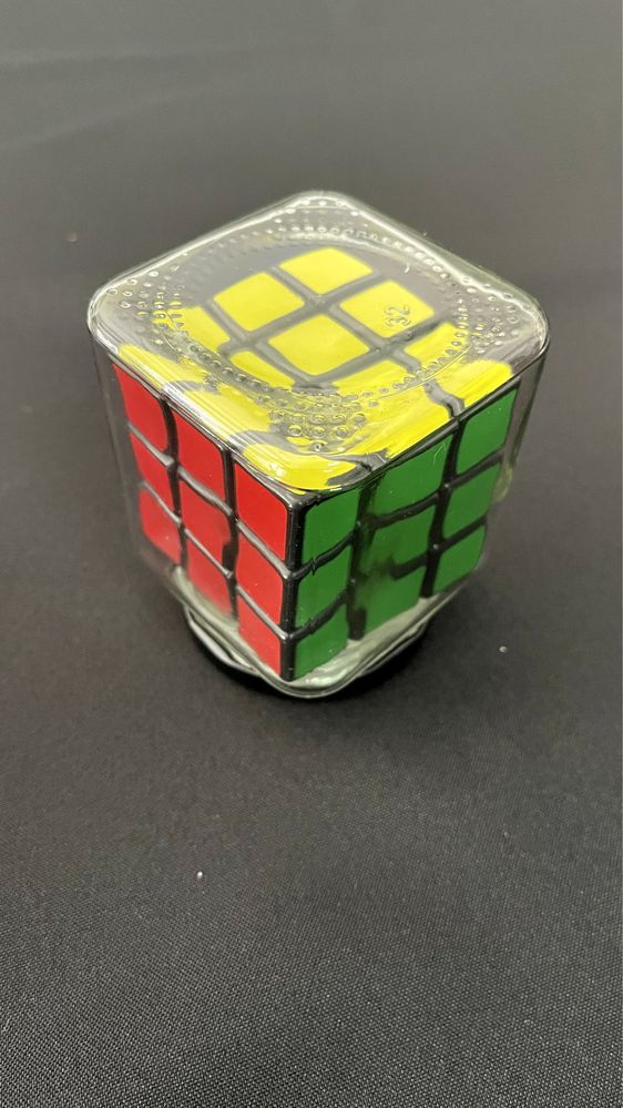 Cubo de Rubick dentro de frasco