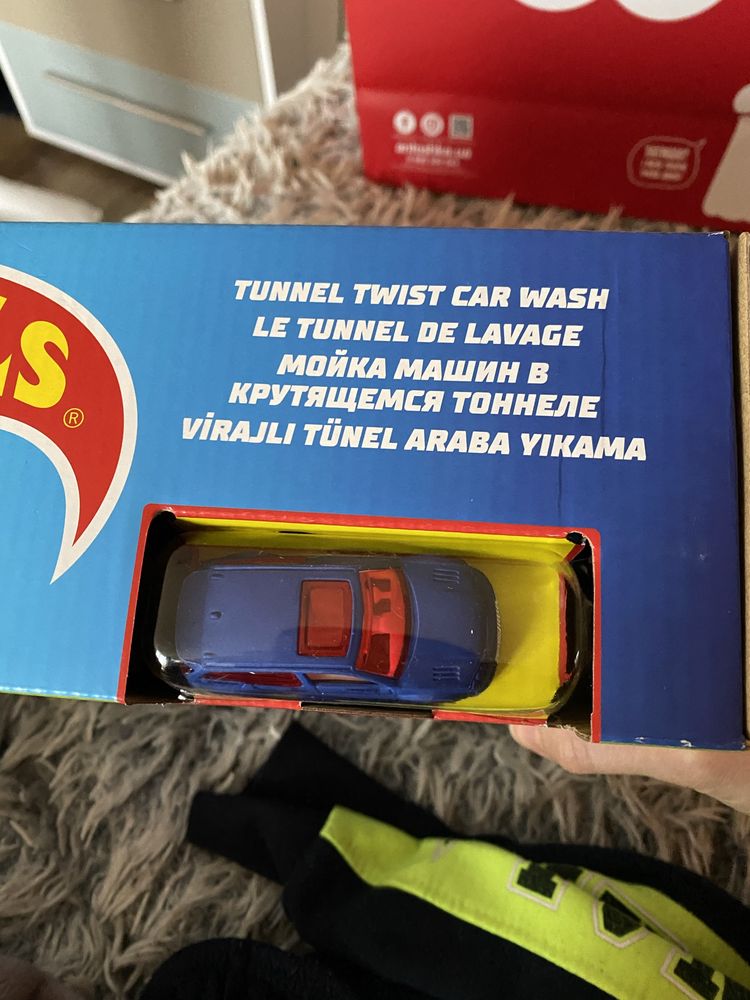 Набір Hot wheels tunnels twist car wash