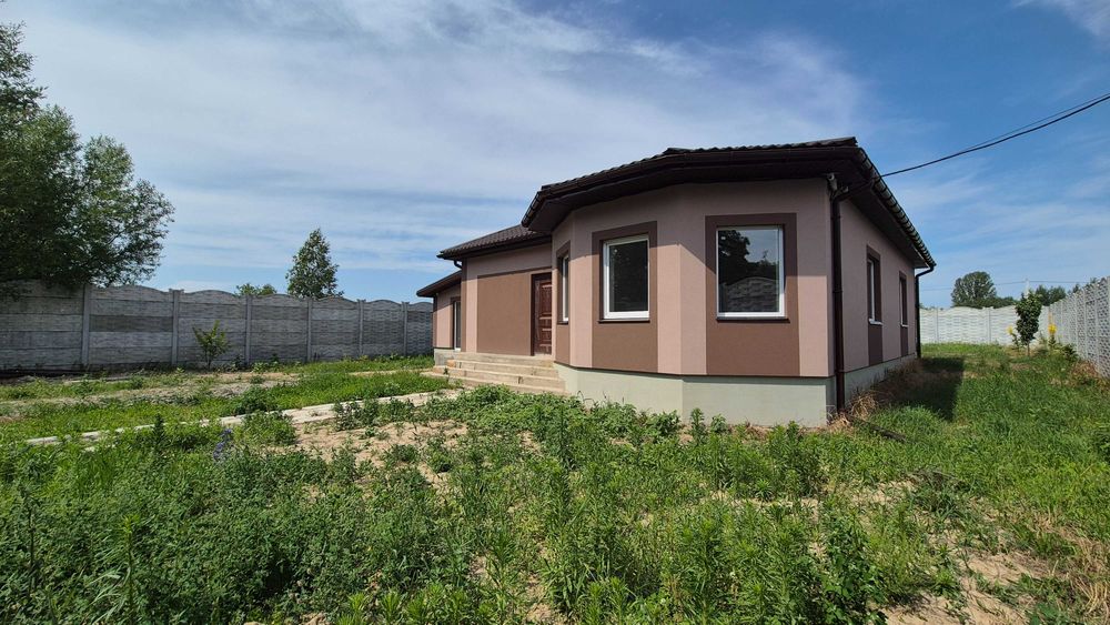 Будинок на огороженій ділянці 8 соток, штукатурка, якісні комунікації