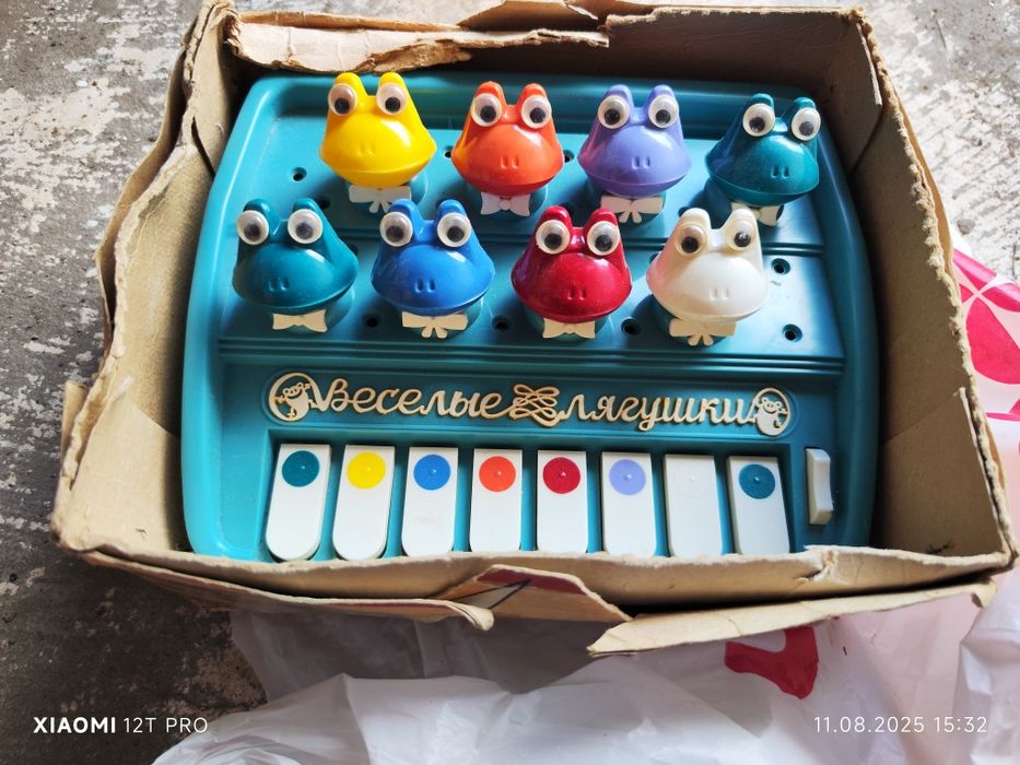 Продам игрушка Веселые лягушки СССР